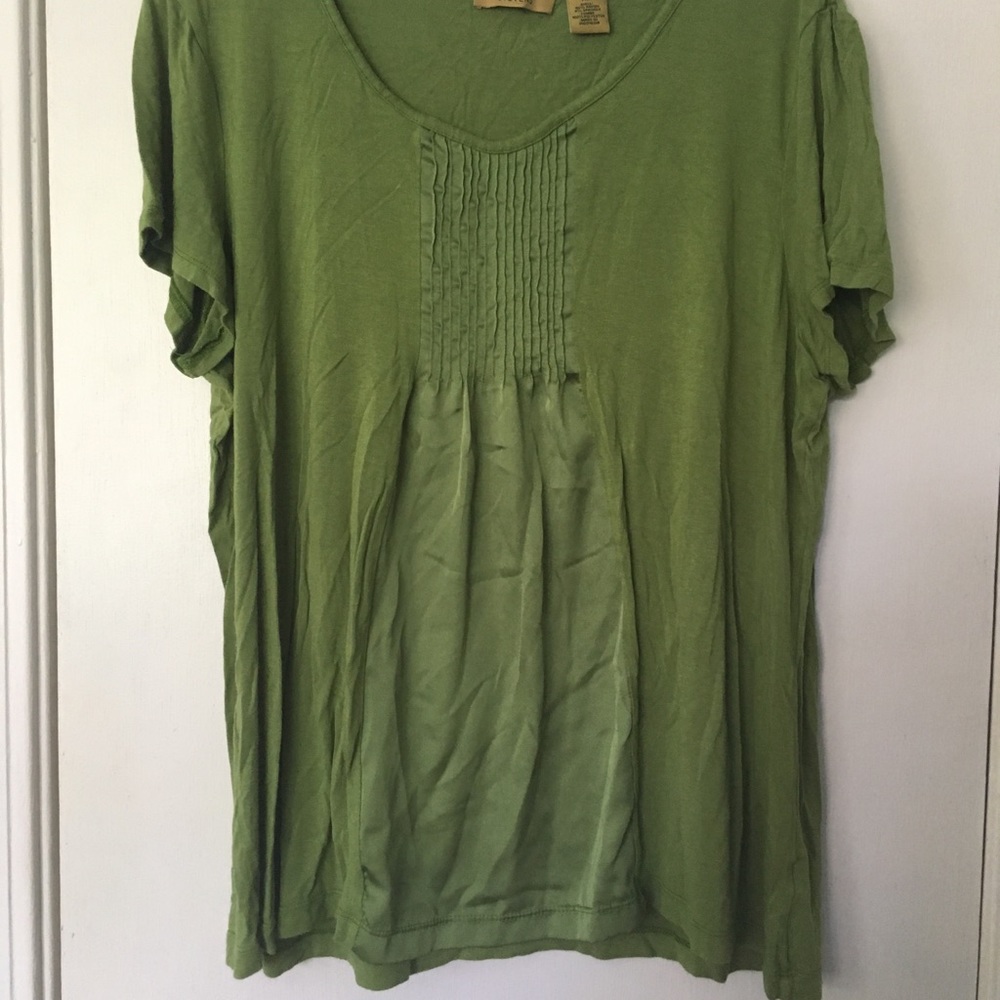 🎉 (6/$20) Flowy top with silky ruffle on front